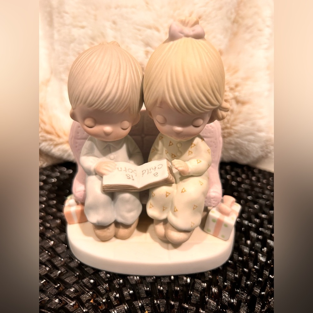 Precious Moments - Unto us a child is born.